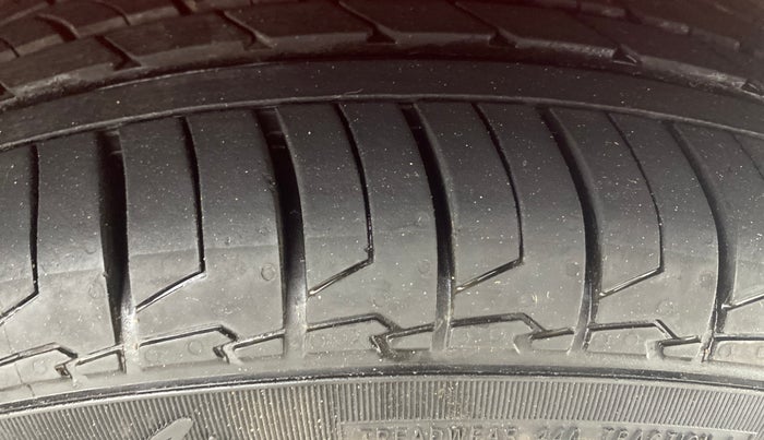 2018 Volkswagen Polo HIGHLINE PLUS 1.5 16 ALLOY, Diesel, Manual, 1,46,052 km, Right Front Tyre Tread