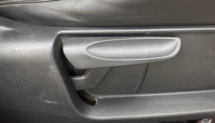 2018 Volkswagen Polo HIGHLINE PLUS 1.5 16 ALLOY, Diesel, Manual, 1,46,052 km, Driver Side Adjustment Panel