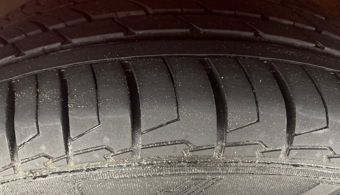 2018 Volkswagen Polo HIGHLINE PLUS 1.5 16 ALLOY, Diesel, Manual, 1,46,052 km, Left Front Tyre Tread