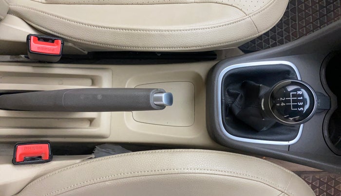 2015 Volkswagen Vento HIGHLINE 1.6 MPI, Petrol, Manual, 32,714 km, Gear Lever