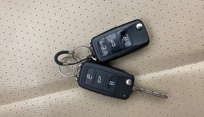 2015 Volkswagen Vento HIGHLINE 1.6 MPI, Petrol, Manual, 32,714 km, Key Close Up