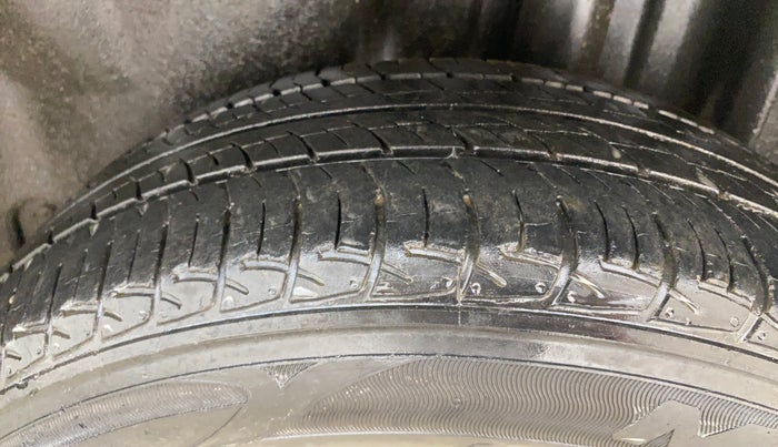 2015 Volkswagen Vento HIGHLINE 1.6 MPI, Petrol, Manual, 32,714 km, Left Rear Tyre Tread