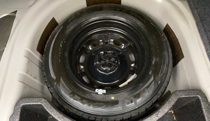 2015 Volkswagen Vento HIGHLINE 1.6 MPI, Petrol, Manual, 32,714 km, Spare Tyre