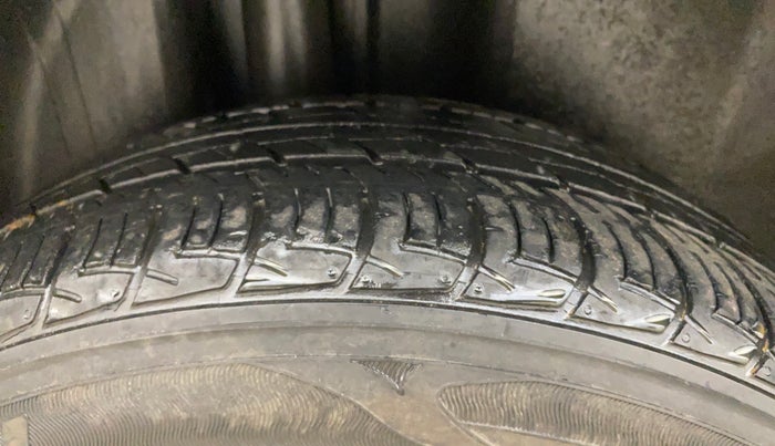 2015 Volkswagen Vento HIGHLINE 1.6 MPI, Petrol, Manual, 32,714 km, Right Rear Tyre Tread