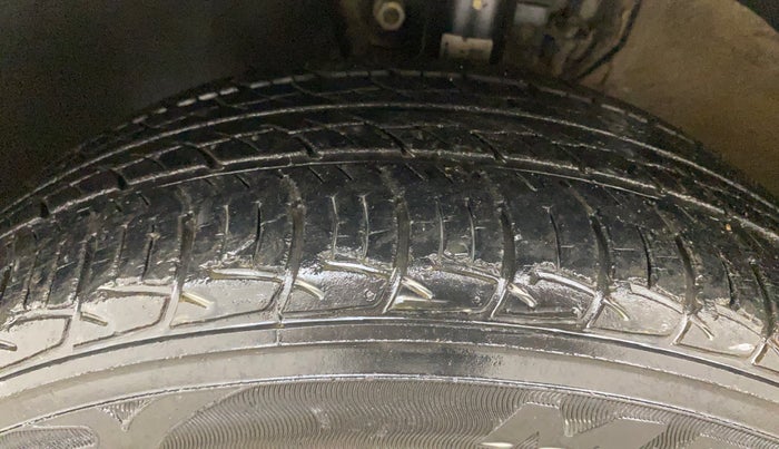 2015 Volkswagen Vento HIGHLINE 1.6 MPI, Petrol, Manual, 32,714 km, Left Front Tyre Tread