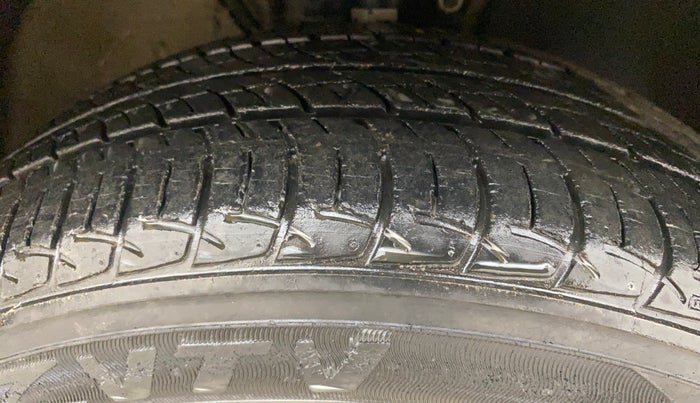 2015 Volkswagen Vento HIGHLINE 1.6 MPI, Petrol, Manual, 32,714 km, Right Front Tyre Tread