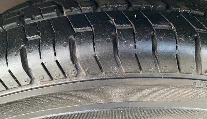 2014 Hyundai i10 MAGNA 1.1, Petrol, Manual, 39,436 km, Left Front Tyre Tread