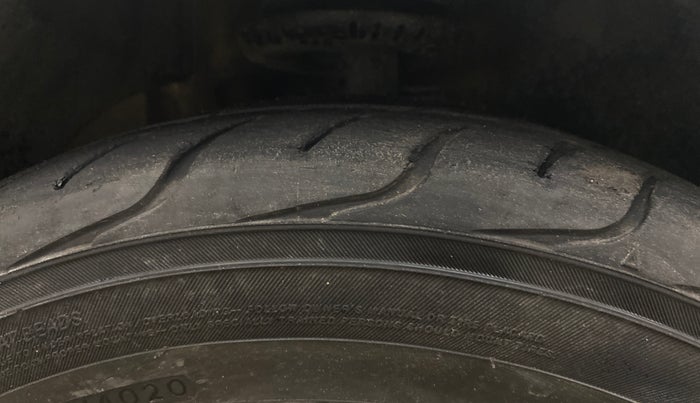 2013 Volkswagen Polo COMFORTLINE 1.2L, Diesel, Manual, 1,08,253 km, Right Front Tyre Tread
