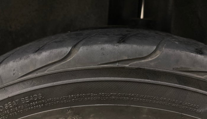2013 Volkswagen Polo COMFORTLINE 1.2L, Diesel, Manual, 1,08,253 km, Left Rear Tyre Tread