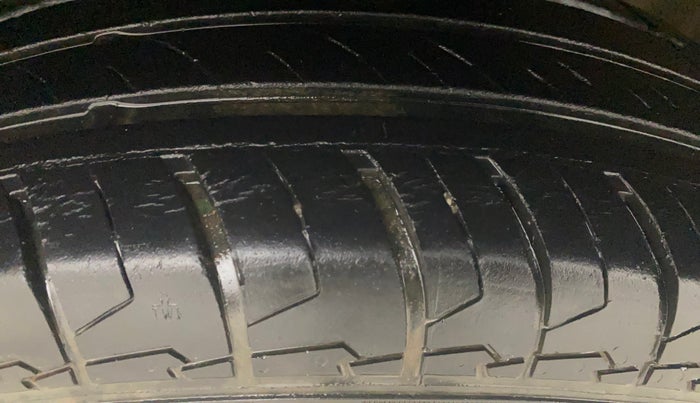 2015 Maruti Swift VXI, Petrol, Manual, 99,745 km, Left Front Tyre Tread