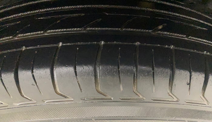 2015 Maruti Swift VXI, Petrol, Manual, 99,745 km, Left Rear Tyre Tread