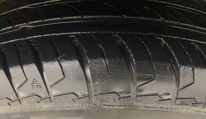 2015 Maruti Swift VXI, Petrol, Manual, 99,745 km, Right Front Tyre Tread