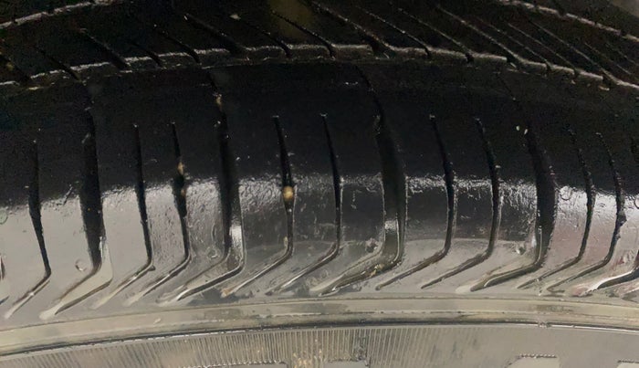 2015 Maruti Swift VXI, Petrol, Manual, 99,745 km, Right Rear Tyre Tread