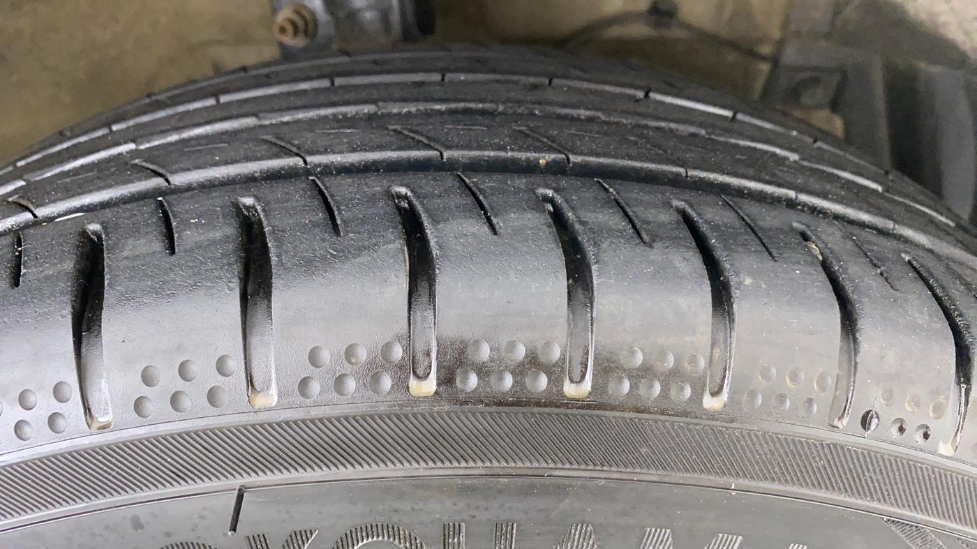 2014 Maruti Swift Dzire ZXI, Petrol, Manual, 70,706 km, Right Front Tyre Tread