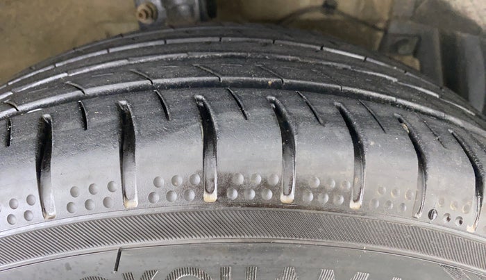2014 Maruti Swift Dzire ZXI, Petrol, Manual, 70,706 km, Right Front Tyre Tread