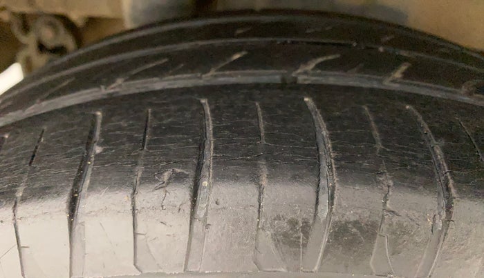 2016 Mahindra Kuv100 K8 6 STR, Petrol, Manual, 46,896 km, Right Rear Tyre Tread