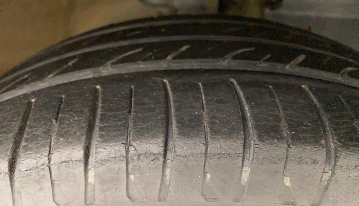 2016 Mahindra Kuv100 K8 6 STR, Petrol, Manual, 46,896 km, Right Front Tyre Tread