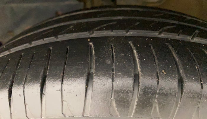 2016 Mahindra Kuv100 K8 6 STR, Petrol, Manual, 46,896 km, Left Front Tyre Tread