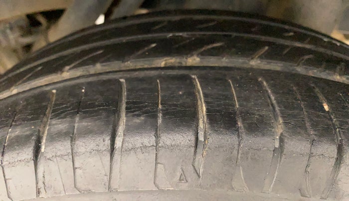 2016 Mahindra Kuv100 K8 6 STR, Petrol, Manual, 46,896 km, Left Rear Tyre Tread