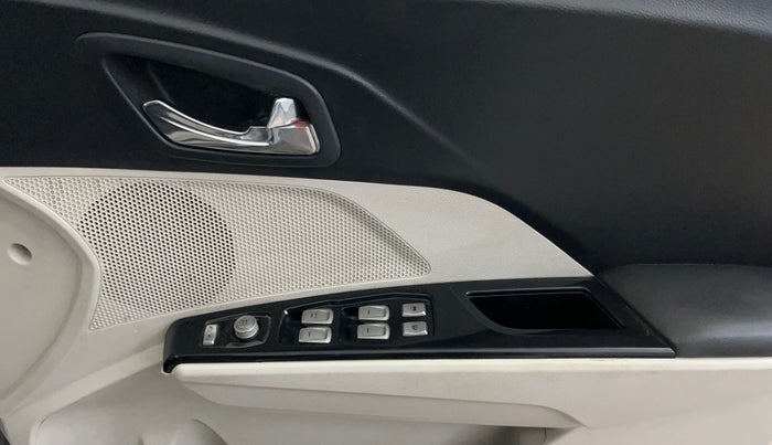 2021 Mahindra XUV300 W8 (O) 1.5 DIESEL, Diesel, Manual, 74,257 km, Driver Side Door Panels Control