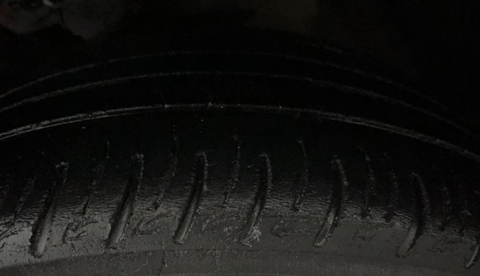 2021 Mahindra XUV300 W8 (O) 1.5 DIESEL, Diesel, Manual, 74,257 km, Left Front Tyre Tread