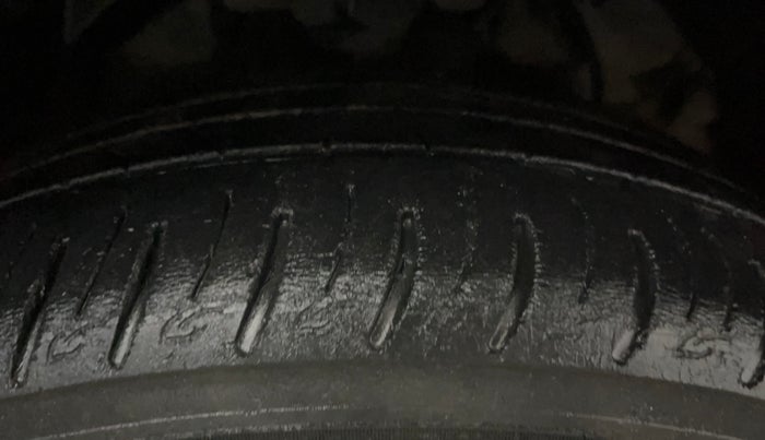 2021 Mahindra XUV300 W8 (O) 1.5 DIESEL, Diesel, Manual, 74,257 km, Right Front Tyre Tread