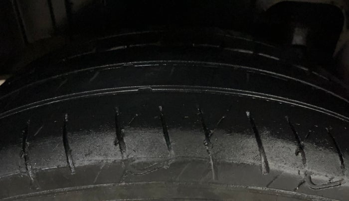 2021 Mahindra XUV300 W8 (O) 1.5 DIESEL, Diesel, Manual, 74,257 km, Right Rear Tyre Tread