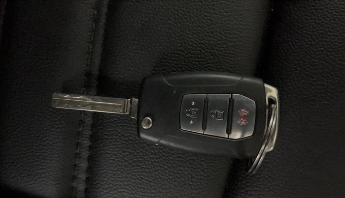 2021 Mahindra XUV300 W8 (O) 1.5 DIESEL, Diesel, Manual, 74,257 km, Key Close Up