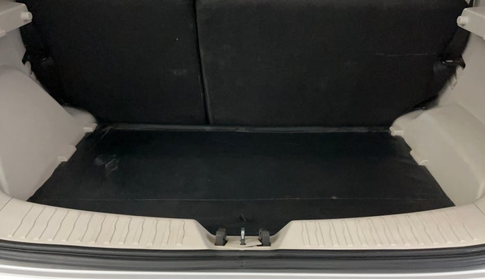 2021 Mahindra XUV300 W8 (O) 1.5 DIESEL, Diesel, Manual, 74,257 km, Boot Inside
