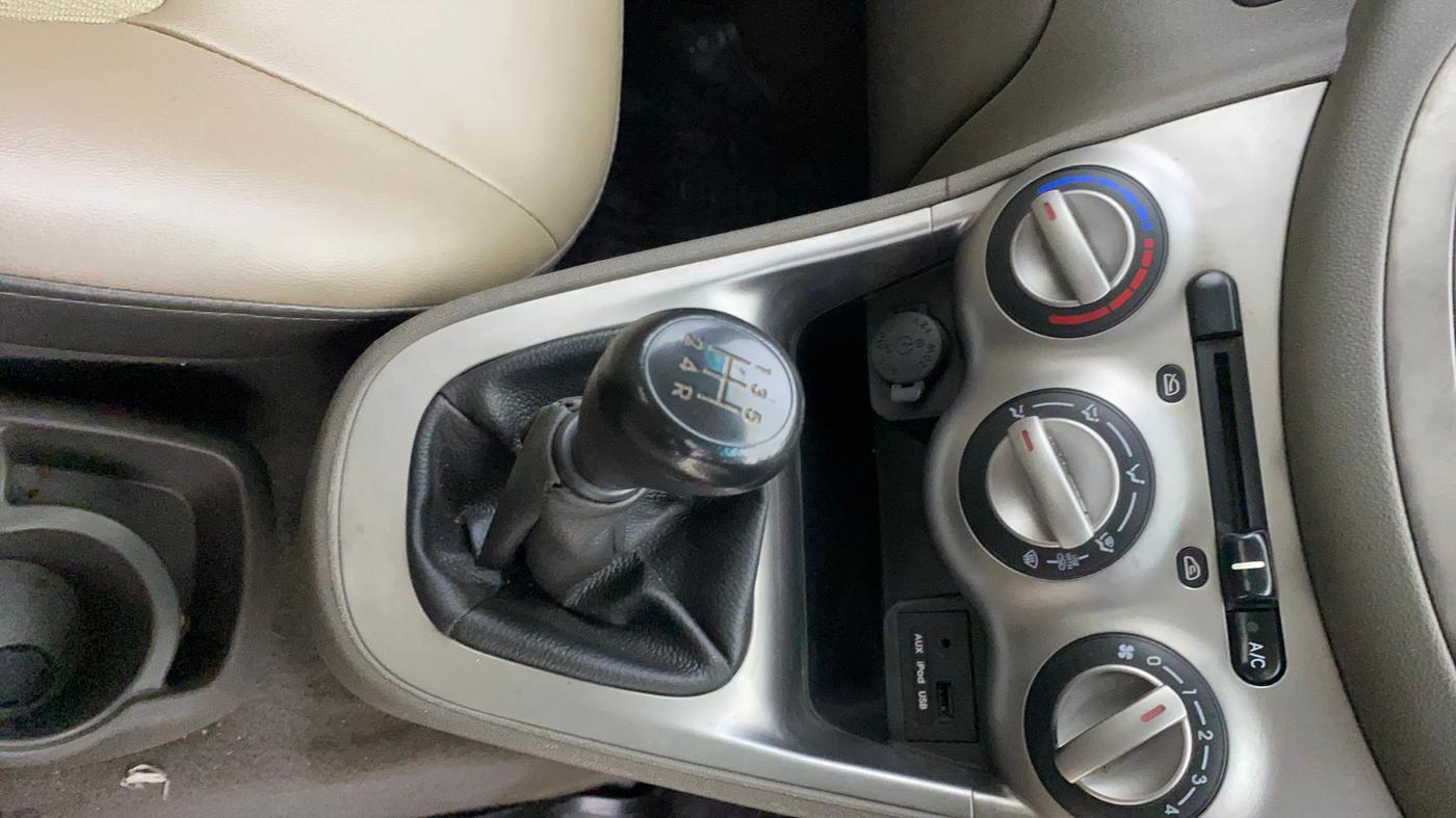 2014 Hyundai i10 SPORTZ 1.1, Petrol, Manual, 80,619 km, Gear Lever