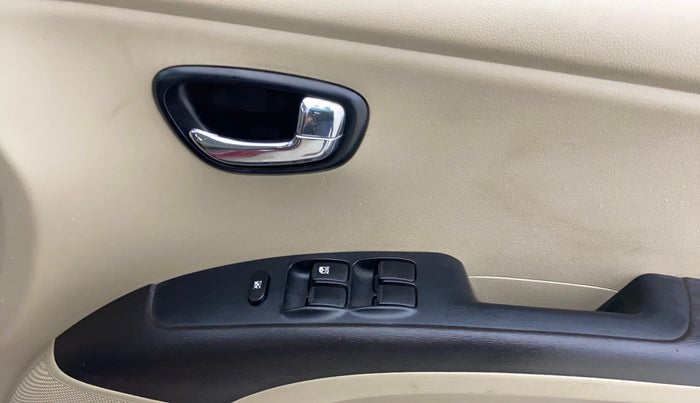 2014 Hyundai i10 SPORTZ 1.1, Petrol, Manual, 80,529 km, Driver Side Door Panels Control