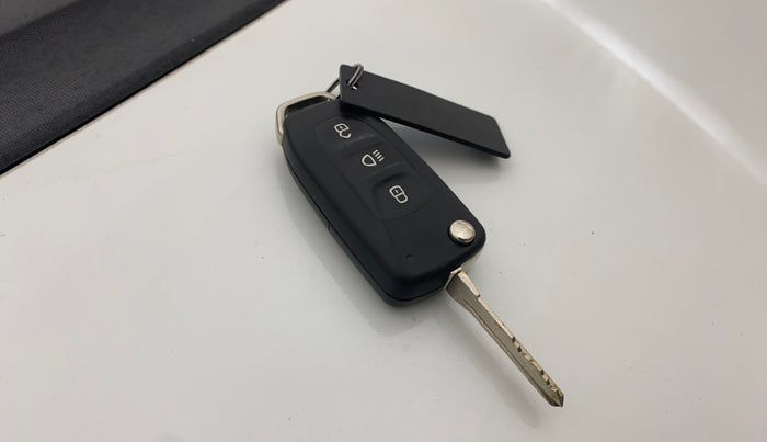 2019 Tata Tiago XZ PETROL, CNG, Manual, 83,500 km, Key Close Up