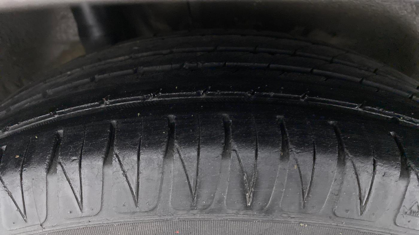 2011 Honda City 1.5L I-VTEC V MT, Petrol, Manual, 1,14,079 km, Right Rear Tyre Tread