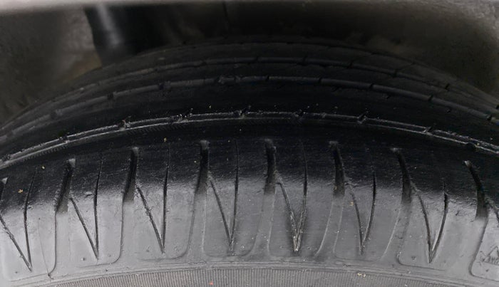 2011 Honda City 1.5L I-VTEC V MT, Petrol, Manual, 1,14,079 km, Right Rear Tyre Tread