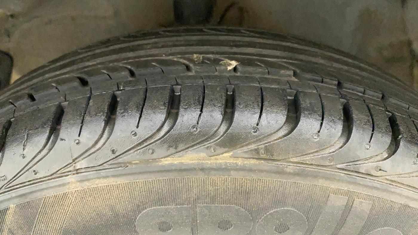 2010 Hyundai i20 MAGNA (O) 1.2, Petrol, Manual, 46,071 km, Left Front Tyre Tread