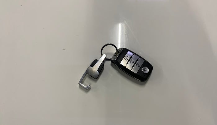 2023 KIA SONET HTK PLUS 1.0 IMT, Petrol, Manual, 33,601 km, Key Close Up