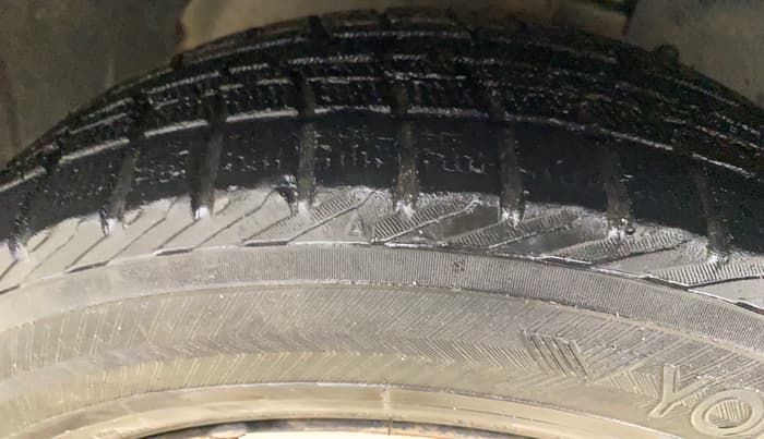 2015 Ford Figo Aspire AMBIENTE 1.2 PETROL, CNG, Manual, 1,08,212 km, Right Front Tyre Tread