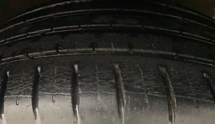 2017 Maruti Baleno ZETA PETROL 1.2, Petrol, Manual, 60,138 km, Right Front Tyre Tread