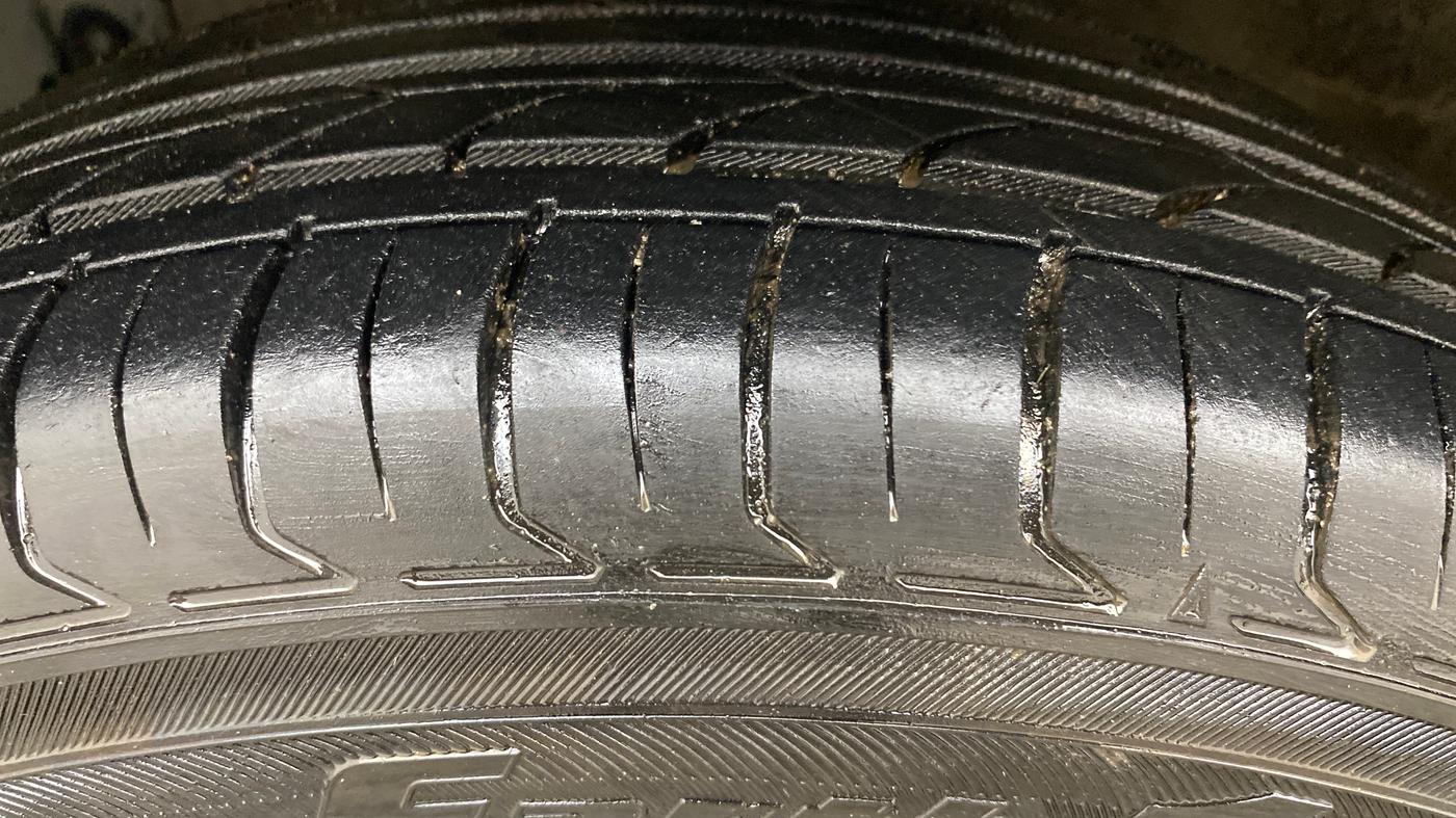 2013 Maruti Swift VXI, Petrol, Manual, 68,831 km, Left Front Tyre Tread