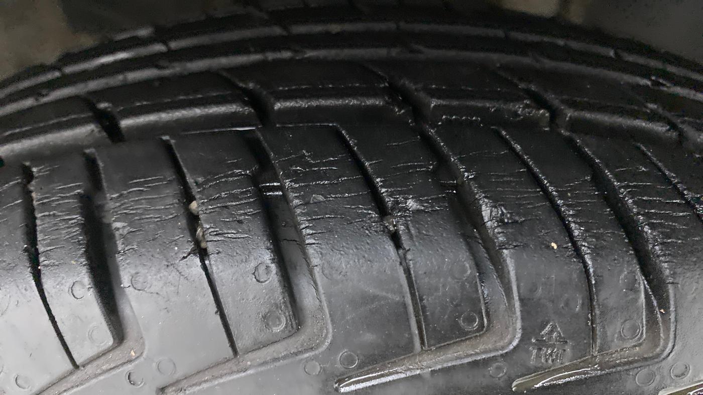 2016 Renault Kwid RXT 1.0 EASY-R AT OPTION, Petrol, Automatic, 20,403 km, Right Front Tyre Tread