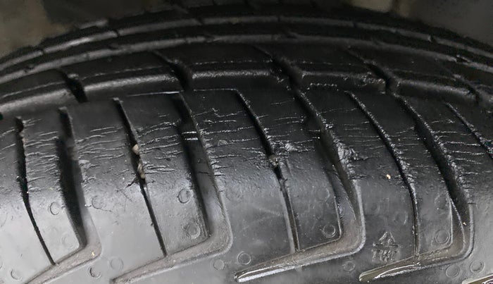 2016 Renault Kwid RXT 1.0 EASY-R AT OPTION, Petrol, Automatic, 20,403 km, Right Front Tyre Tread