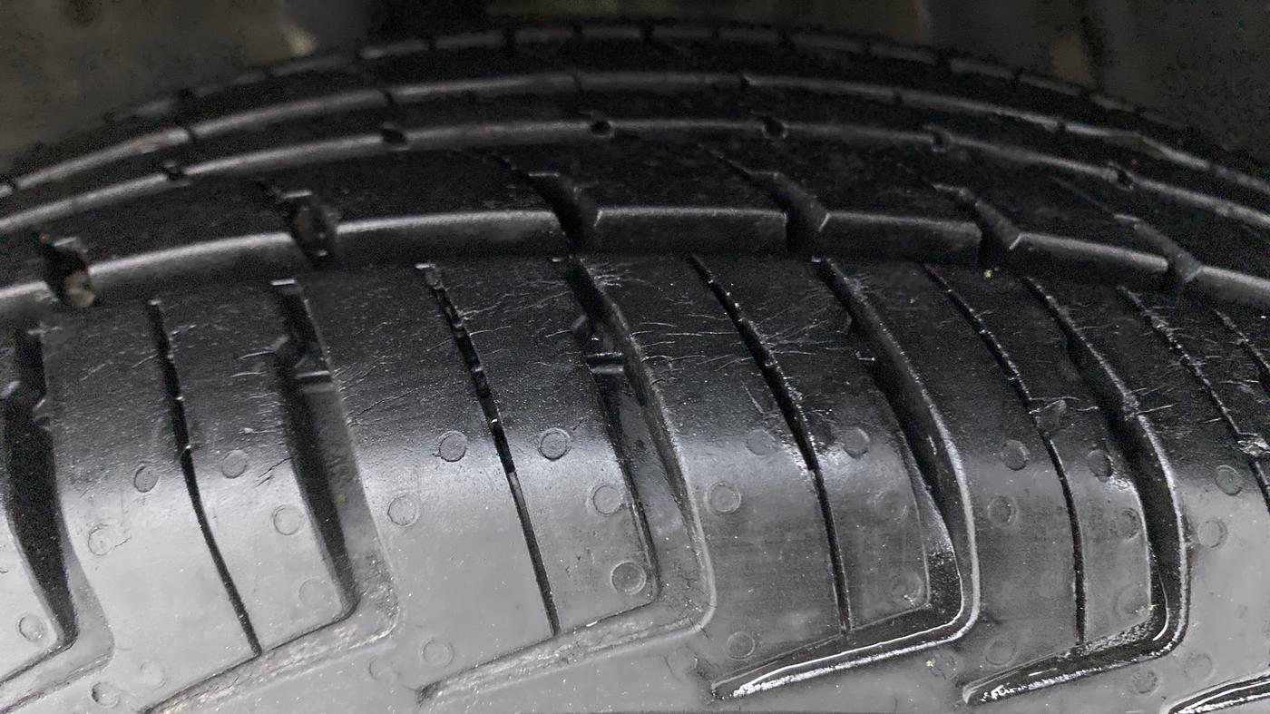 2016 Renault Kwid RXT 1.0 EASY-R AT OPTION, Petrol, Automatic, 20,403 km, Right Rear Tyre Tread