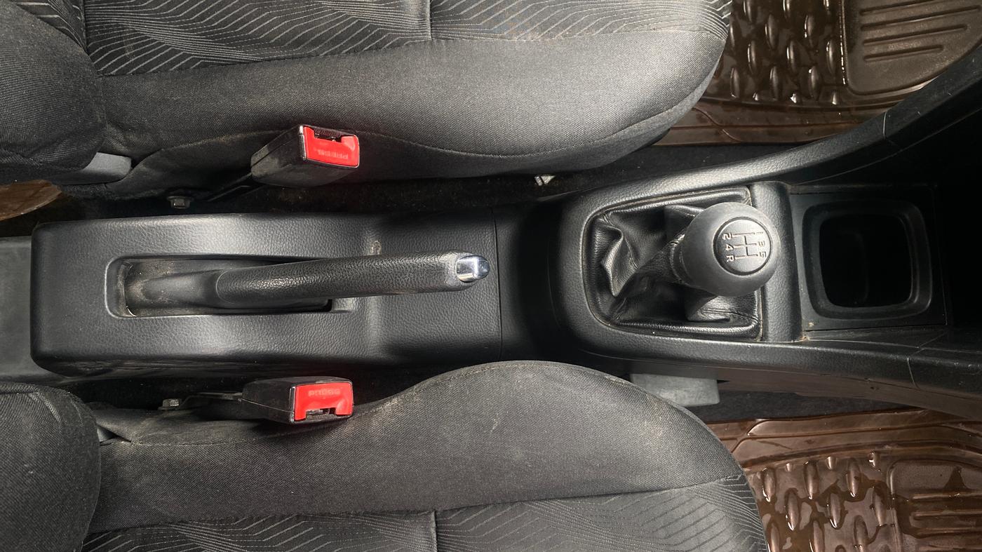 2013 Maruti Swift VXI, Petrol, Manual, 70,230 km, Gear Lever