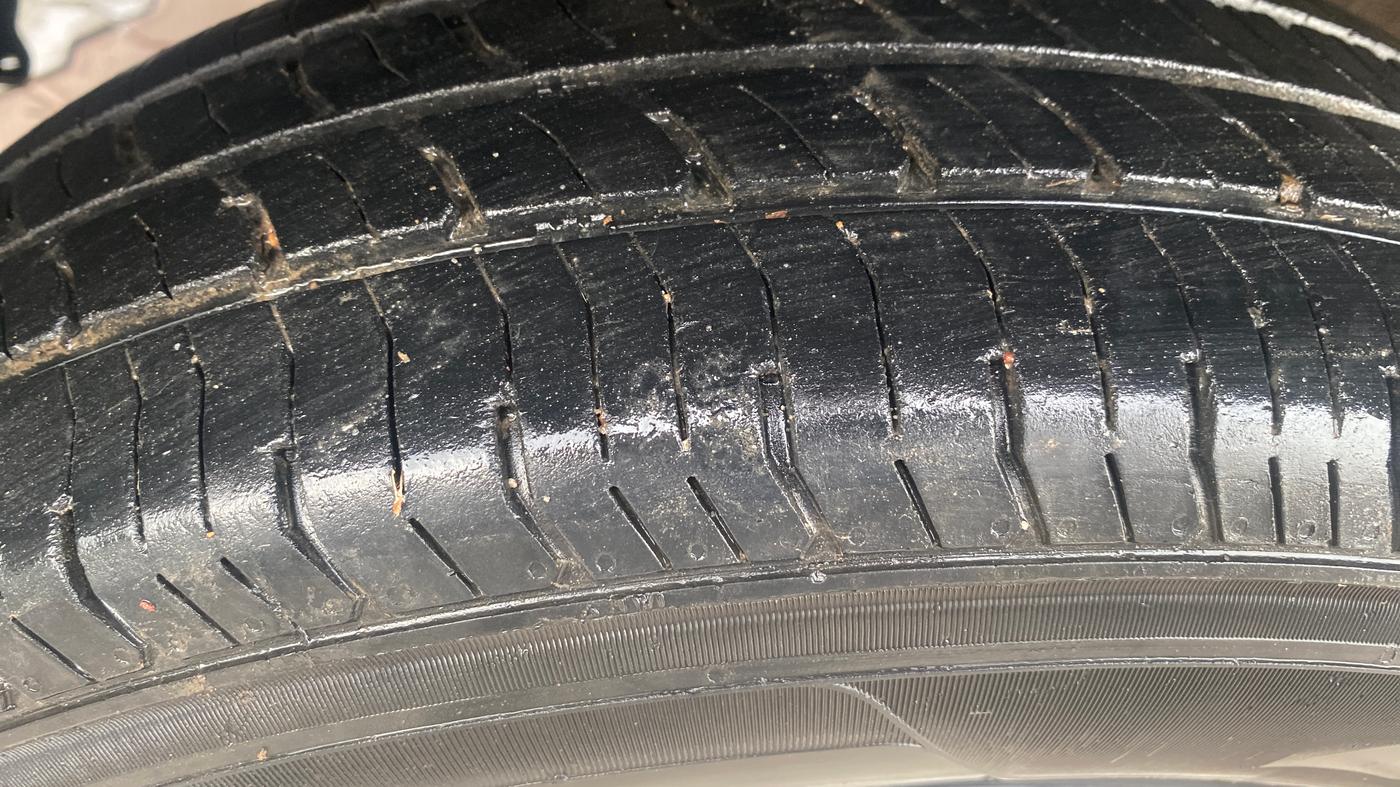 2013 Maruti Swift VXI, Petrol, Manual, 70,230 km, Left Front Tyre Tread