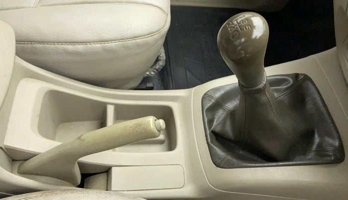 2012 Toyota Innova 2.5 GX 8 STR BS IV, Diesel, Manual, 1,13,870 km, Gear Lever