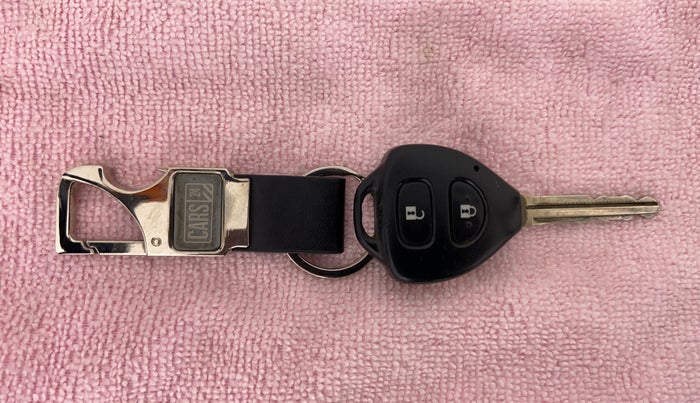 2012 Toyota Innova 2.5 GX 8 STR BS IV, Diesel, Manual, 1,13,870 km, Key Close Up