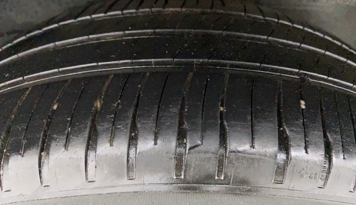 2012 Toyota Innova 2.5 GX 8 STR BS IV, Diesel, Manual, 1,13,870 km, Right Rear Tyre Tread