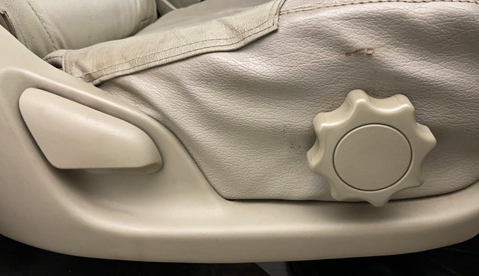 2012 Toyota Innova 2.5 GX 8 STR BS IV, Diesel, Manual, 1,13,870 km, Driver Side Adjustment Panel