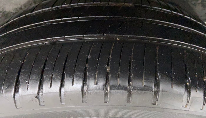 2012 Toyota Innova 2.5 GX 8 STR BS IV, Diesel, Manual, 1,13,870 km, Left Rear Tyre Tread