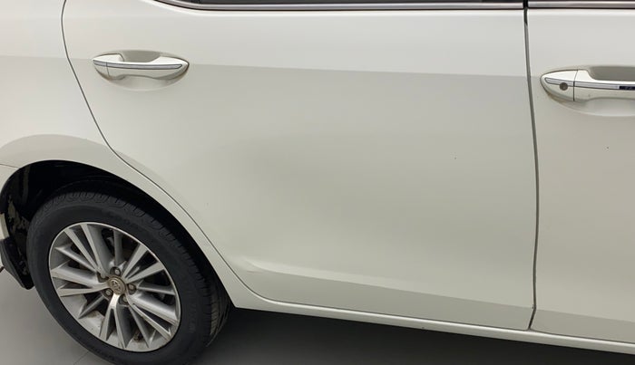 2016 Toyota Corolla Altis VL CVT PETROL, Petrol, Automatic, 1,18,478 km, Right rear door - Minor scratches